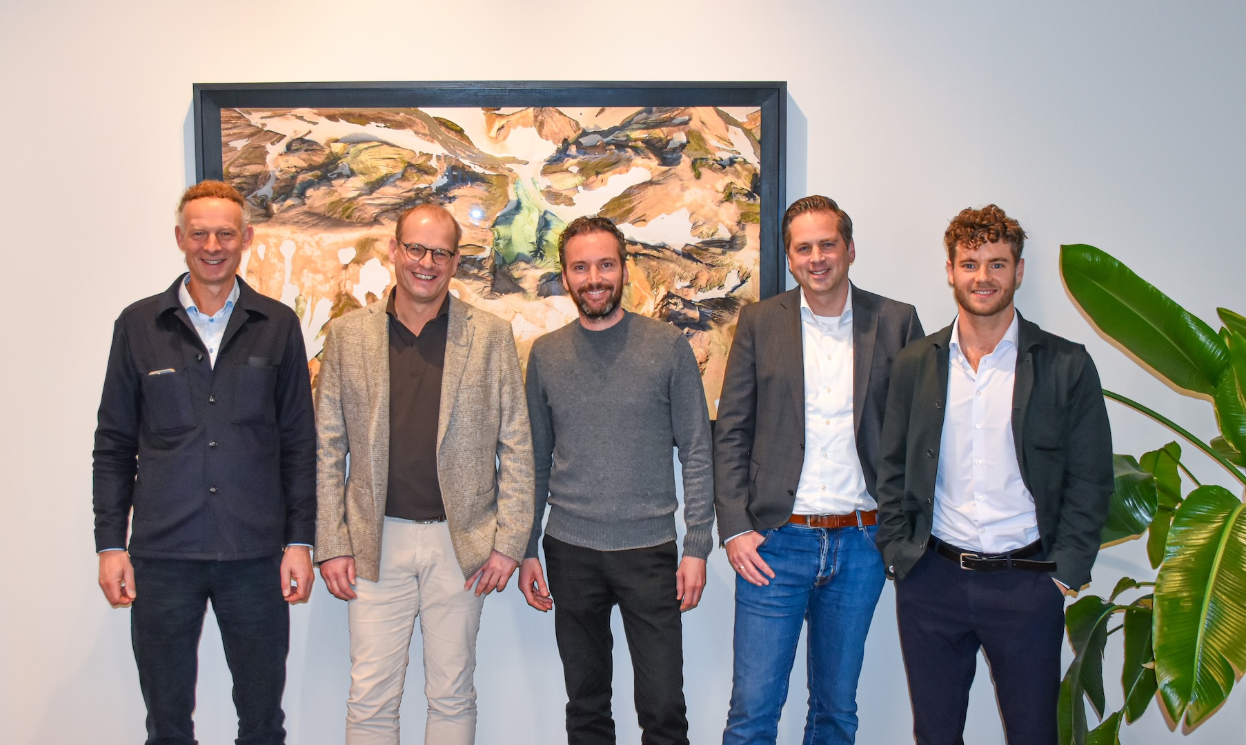 overname Filip Bjurström, Rudie Teunissen, Marcel van Amerongen, Joost van Brussel, Kristian Karkov Jakobsen poseren samen na de ondertekening van de overname van Vlampunt.